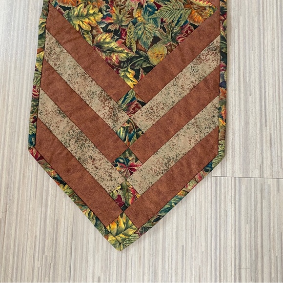 NWOT Quilted table runner. Autumn leaves motif - Picture 4 of 7